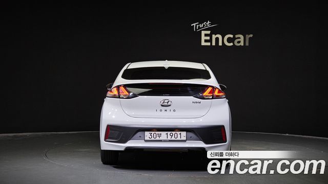 Hyundai Новый гибрид Ioniq 2020