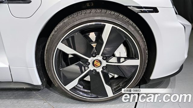 Porsche Тайкан 2021
