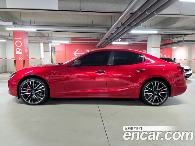 Maserati Гибли 2021