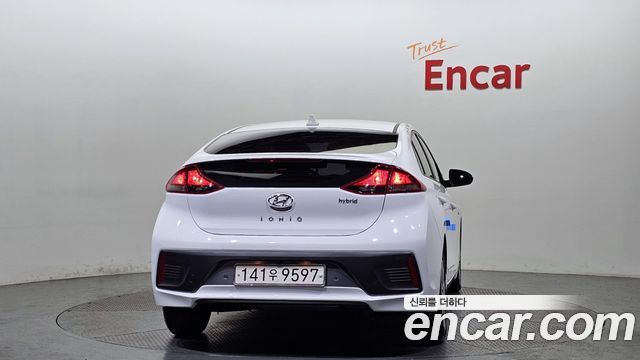 Hyundai Новый гибрид Ioniq 2020