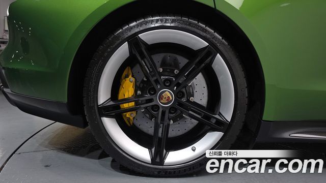 Porsche Тайкан 2021