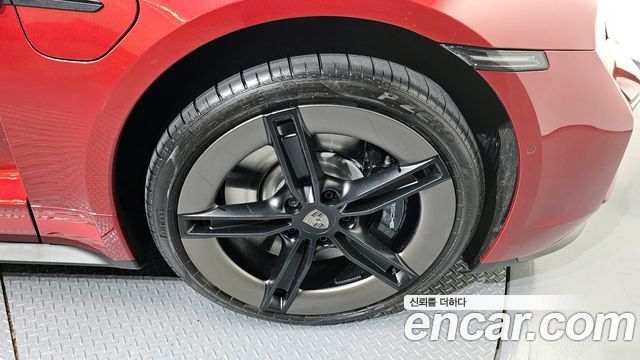 Porsche Тайкан 2025