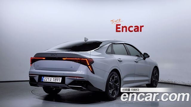 Kia Новый гибрид K5 третьего поколения 2024