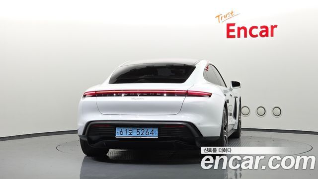 Porsche Тайкан 2023