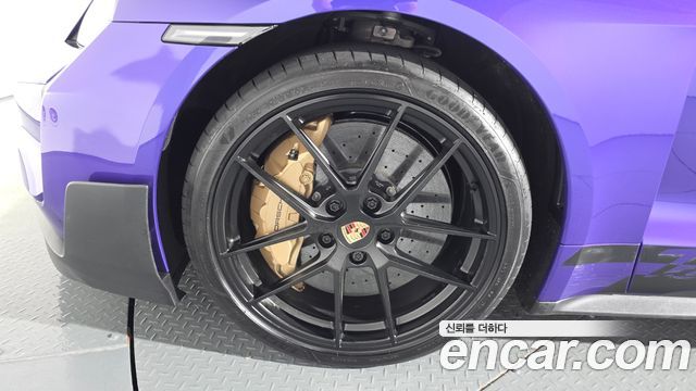 Porsche Тайкан 2025